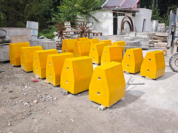 黃黑水泥隔離墩